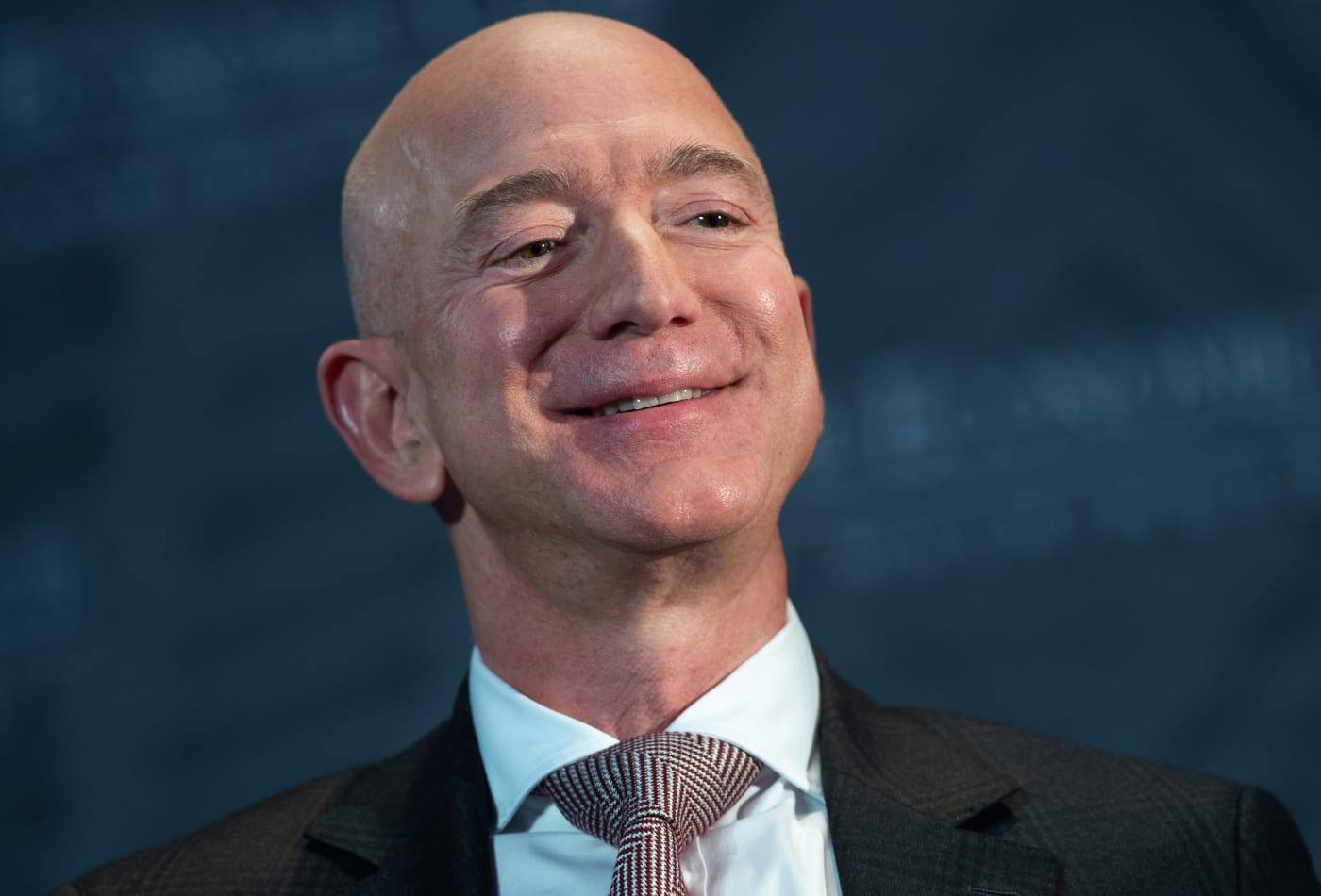 You are currently viewing Jeff Bezos steps down as Amazon Chief